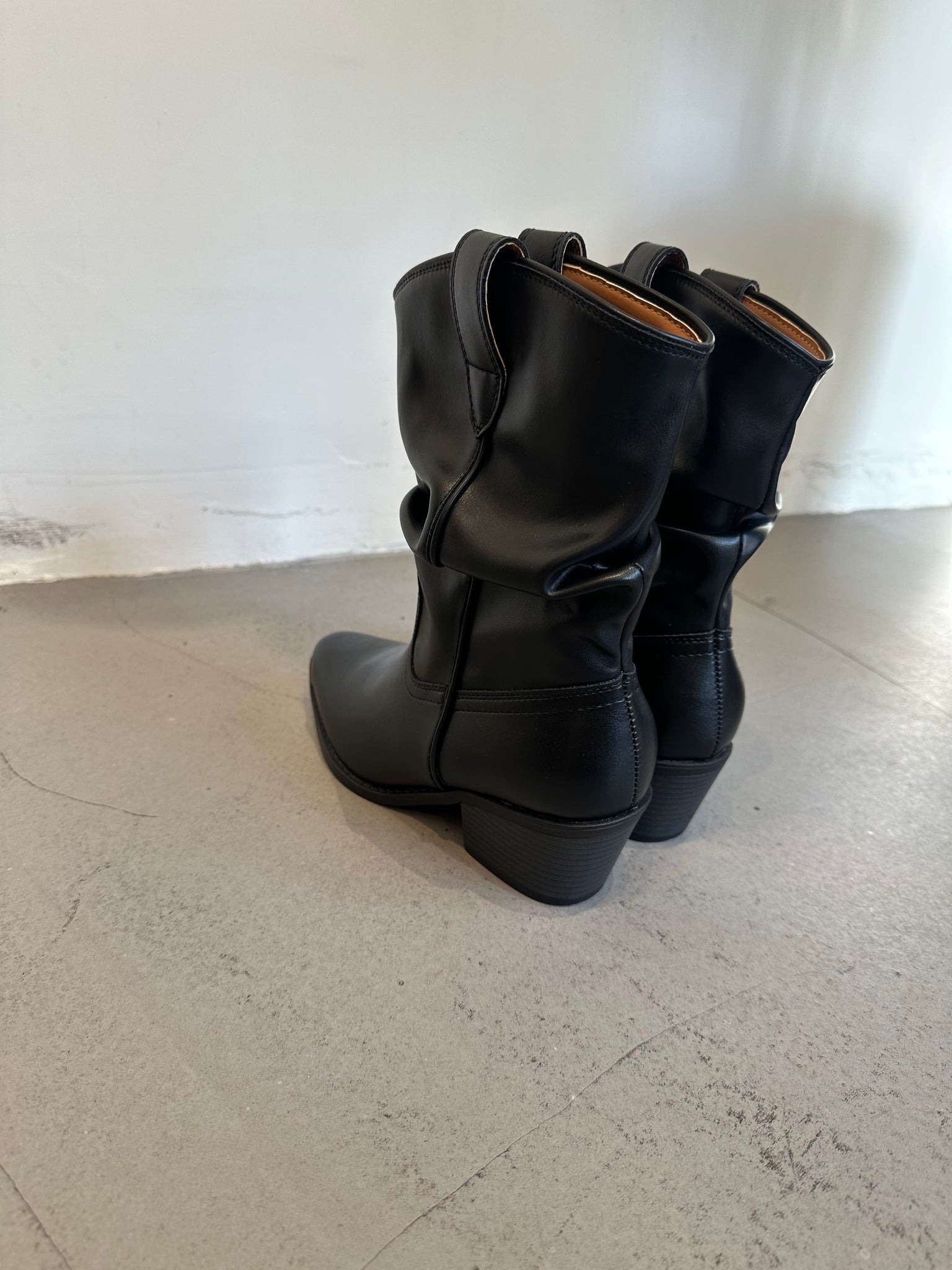 Folds Calf Leather Short Boots (15-18Oct $568, 之後批發價$598)