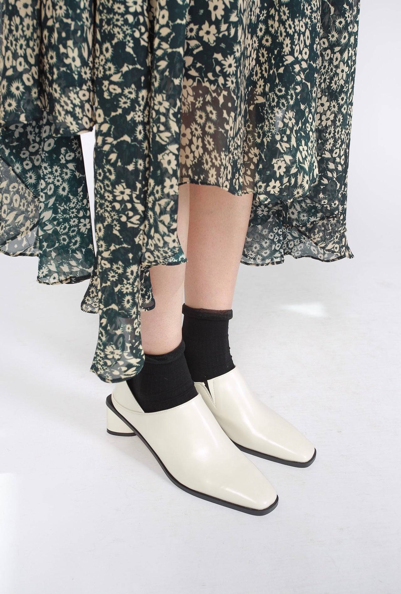 Triangular Heels Taper Shoes White