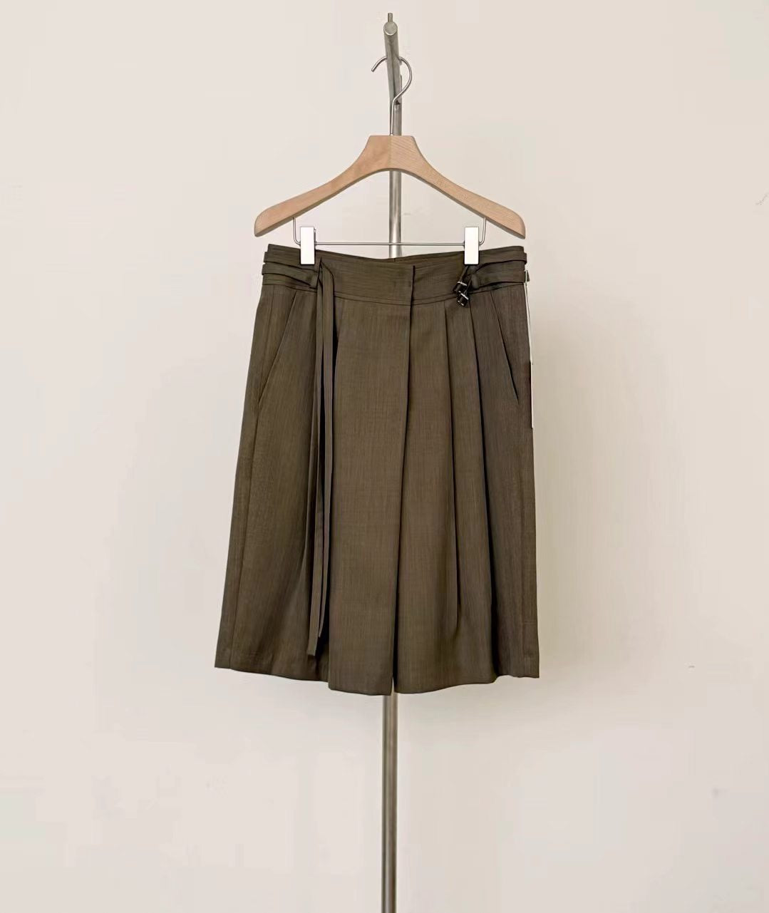 Side Buckle Bermuda Shorts  (24-27Jun 超抵價$498, 之後批發價$528)