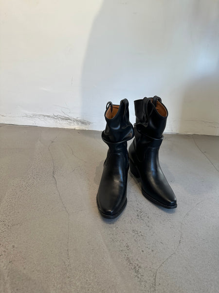 Folds Calf Leather Short Boots (15-18Oct $568, 之後批發價$598）