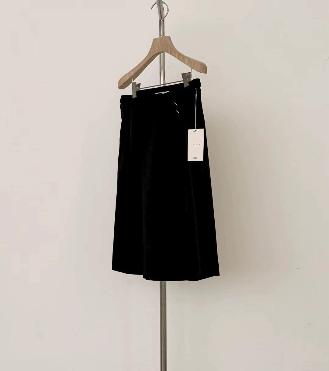 Side Buckle Bermuda Shorts  (24-27Jun 超抵價$498, 之後批發價$528)