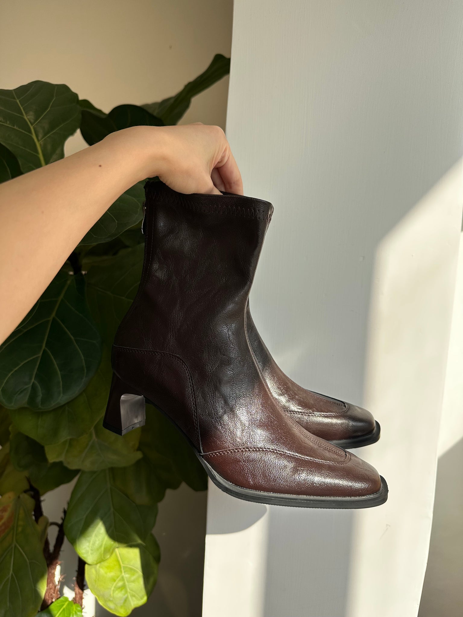Stitched Leather Ankle Boots (14-16Jan $468, 之後批發價$598）