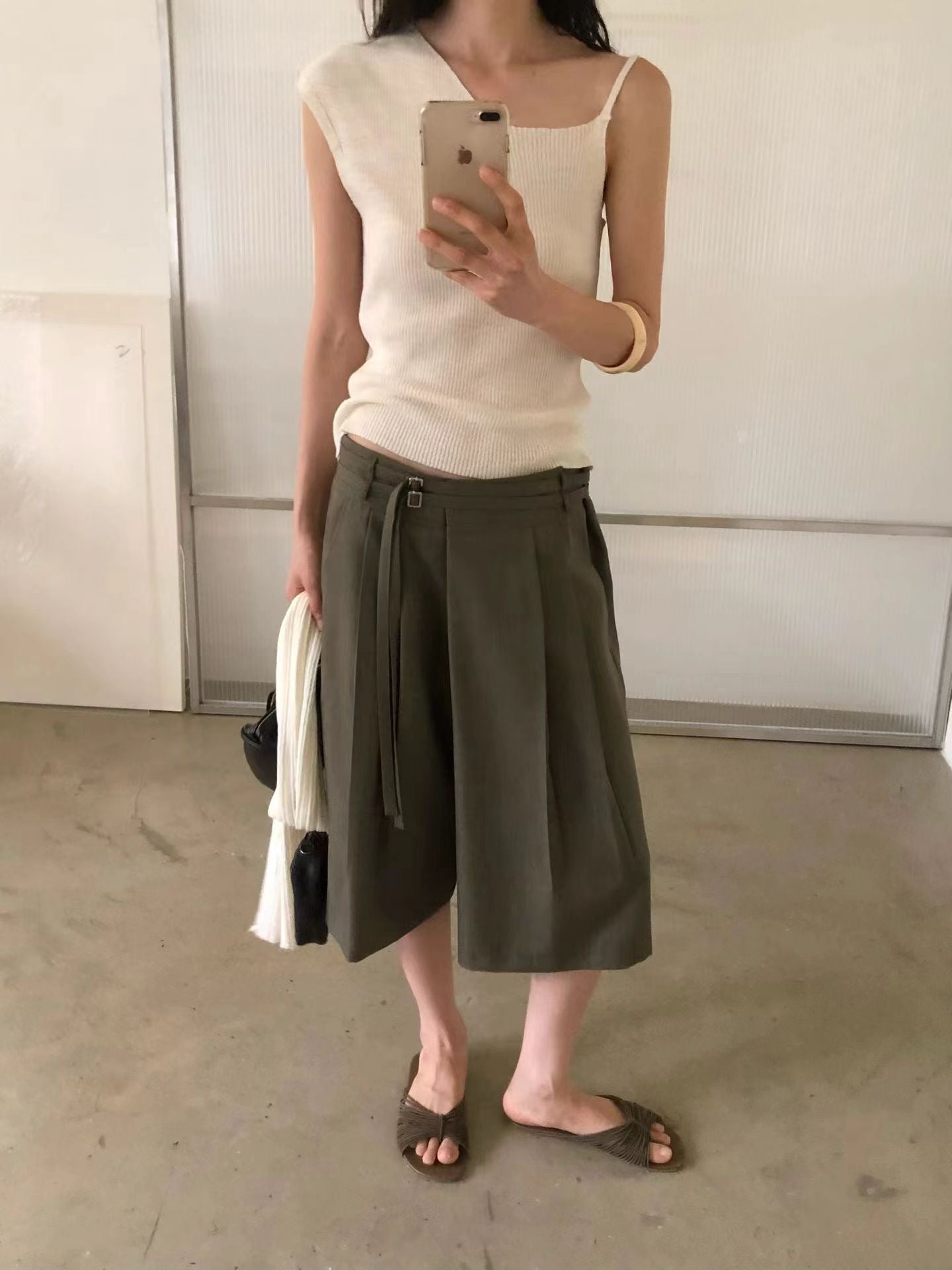 Side Buckle Bermuda Shorts  (24-27Jun 超抵價$498, 之後批發價$528)