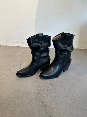 Folds Calf Leather Short Boots (15-18Oct $568, 之後批發價$598）