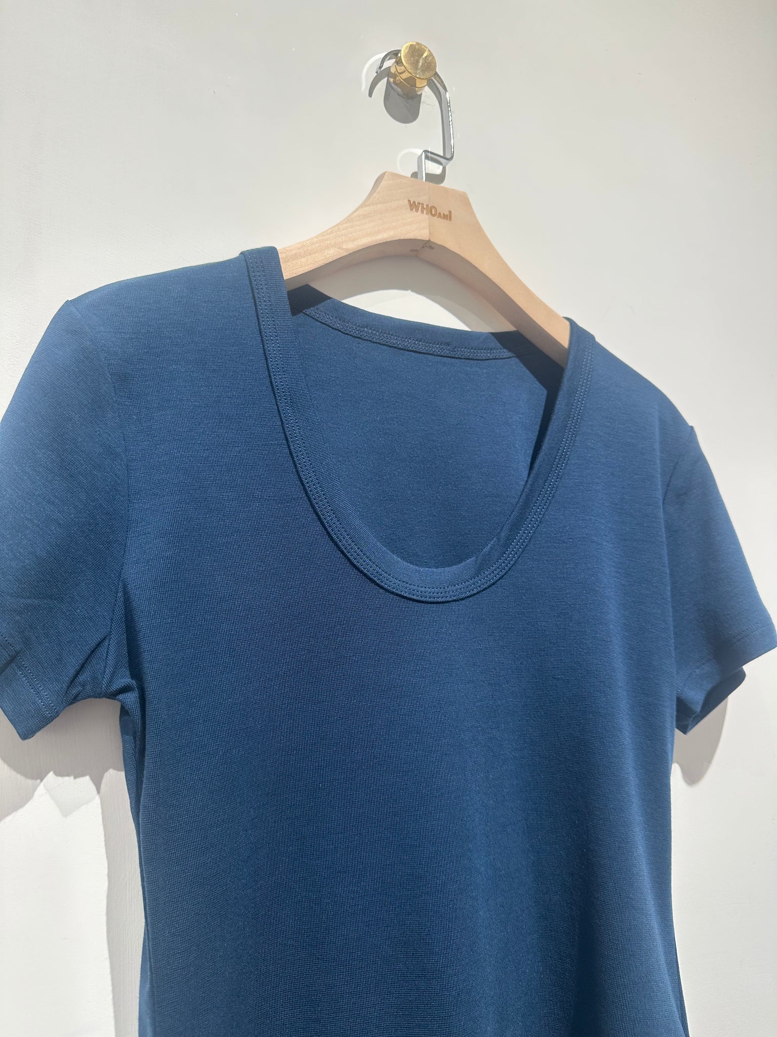 Essential Low Collar Slim Cut Tee (加購$168)