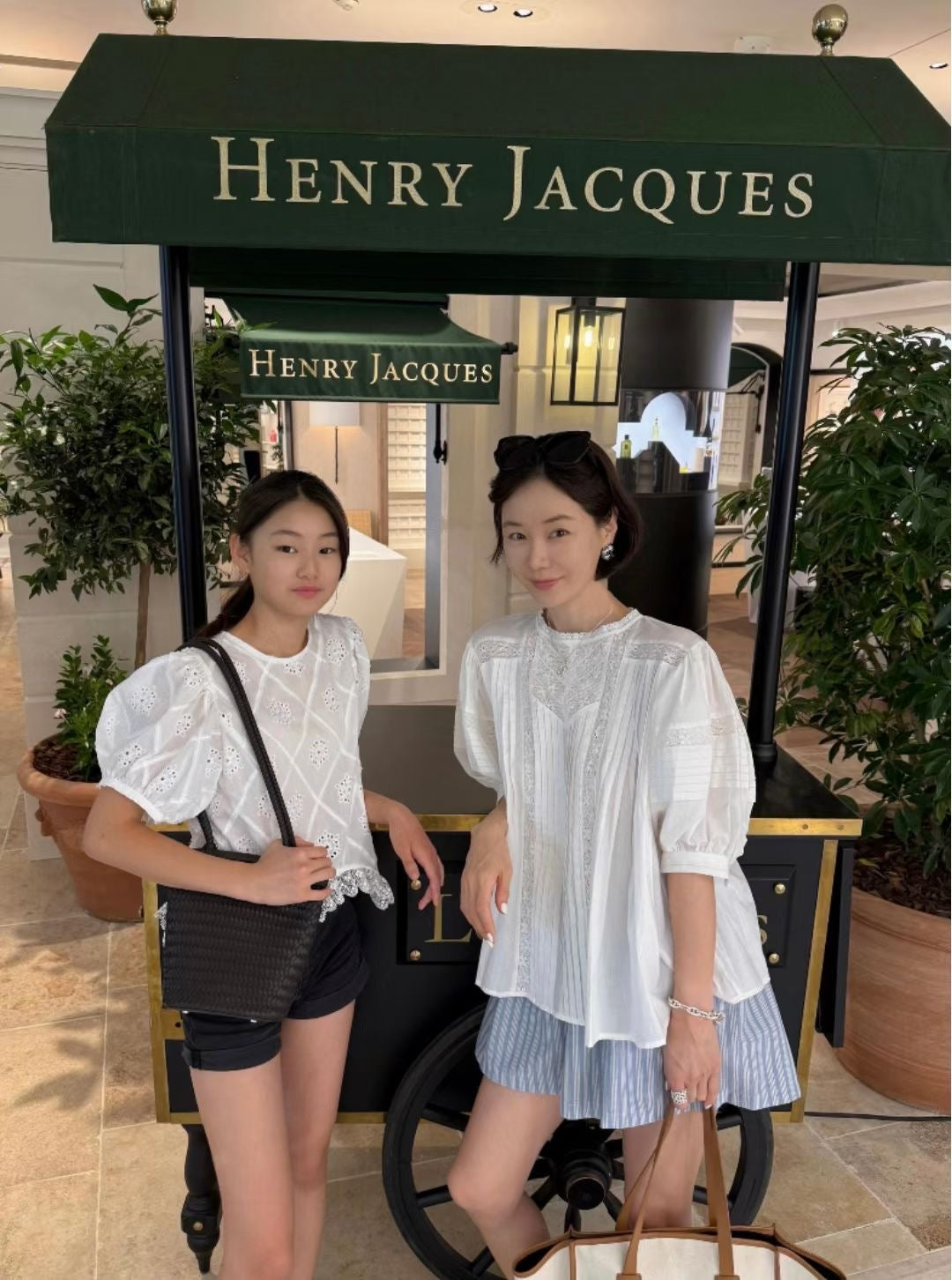 Deluxe Lace Puff Sleeve Blouse (18-20Jul 超抵價$898, 之後批發價$988)