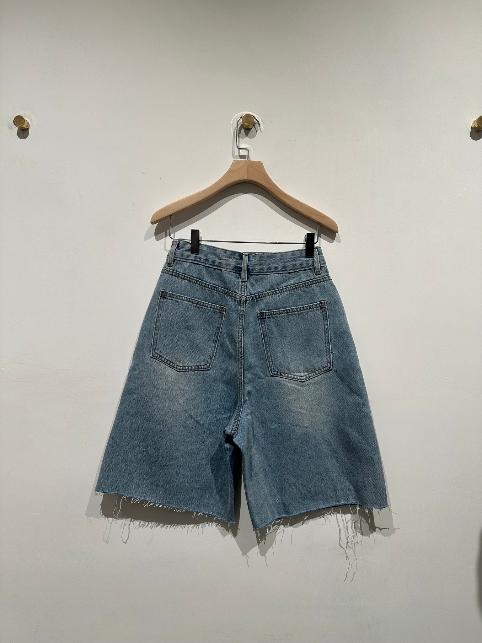 B4 Denim shorts (19-21Jun $368, 之後批發價$398）