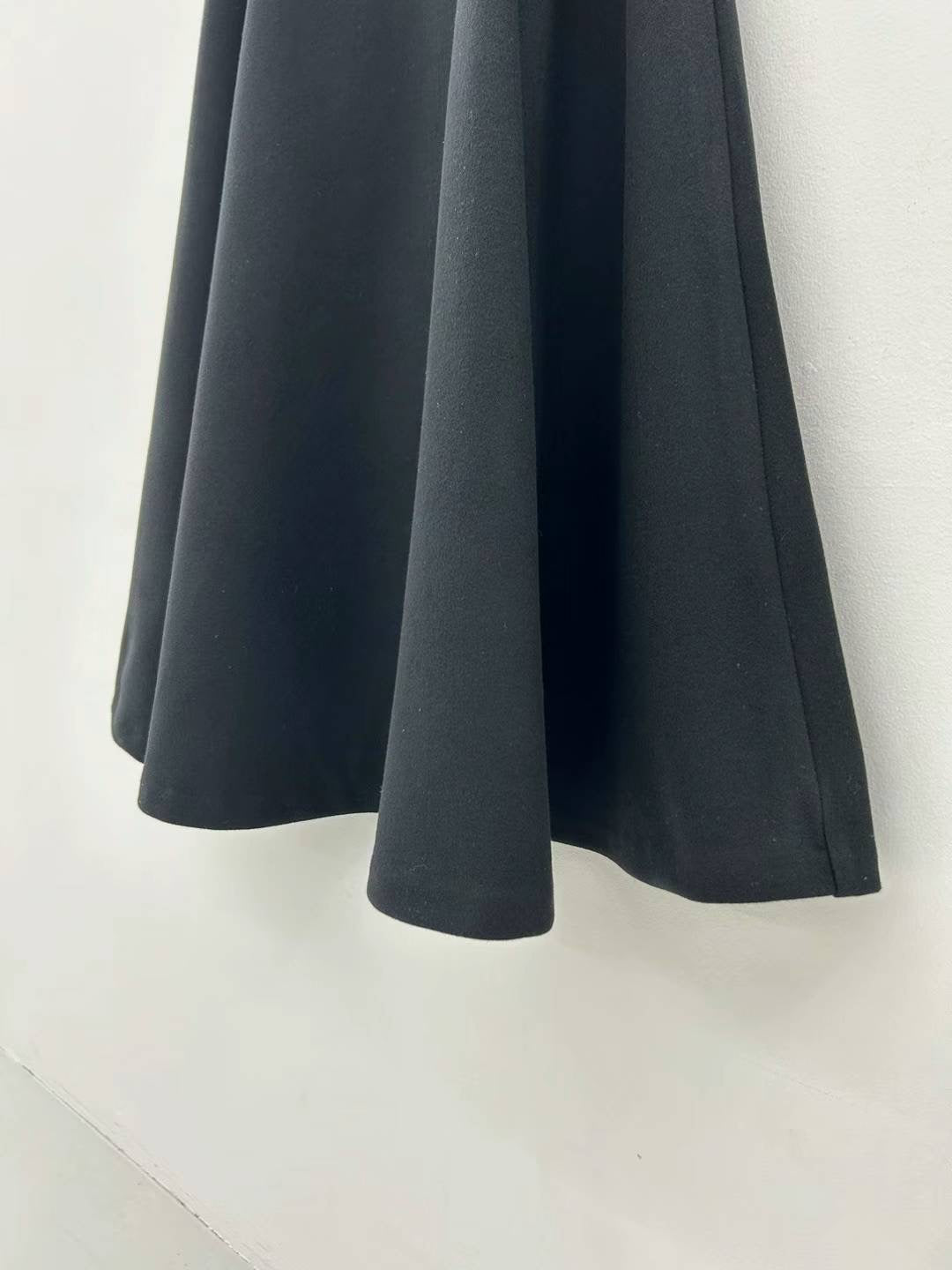 Classic Round Table Wool Skirt