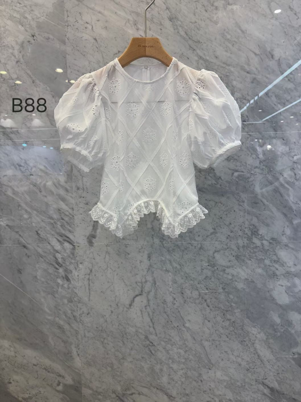 Deluxe Lace Puff Sleeve Blouse (18-20Jul 超抵價$898, 之後批發價$988)