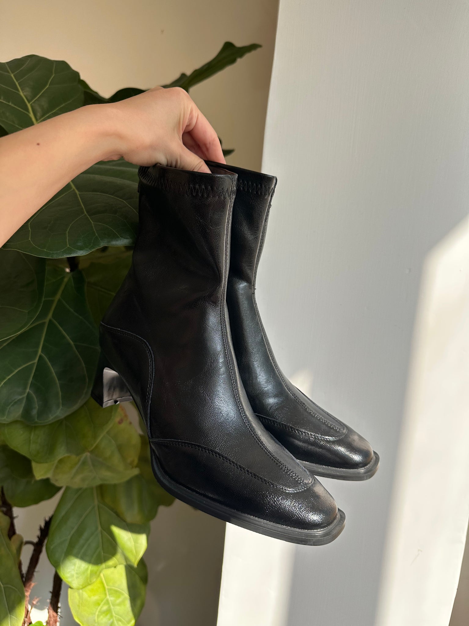 Stitched Leather Ankle Boots (14-16Jan $468, 之後批發價$598）