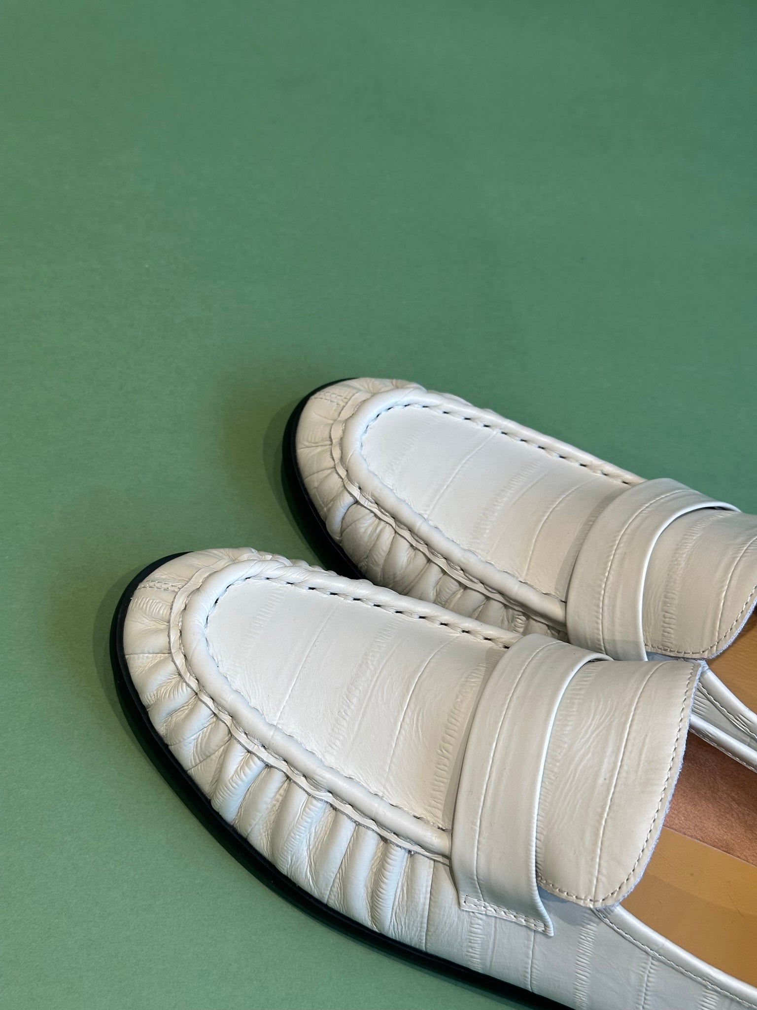 Croc Effect Leather Loafer Ivory (28-30May 超抵價 $568, 批發價$598)