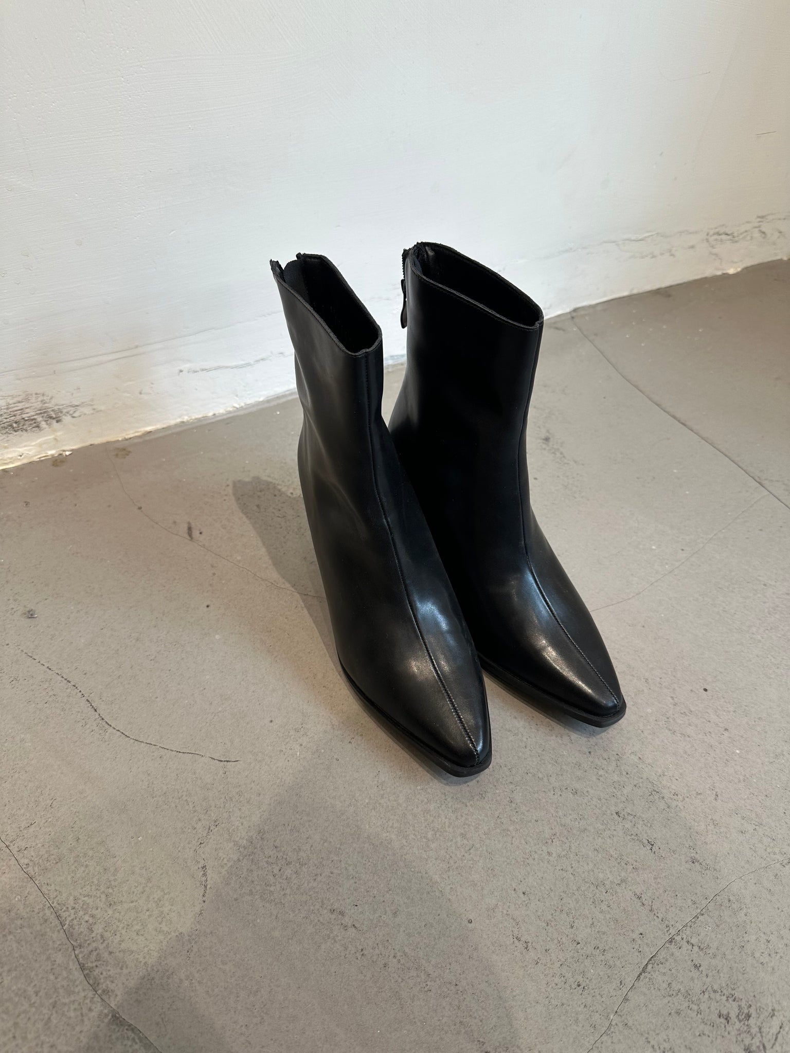 Genuine Leather Pointed Boots (14-17Oct超抵價$598, 之後批發價$698)