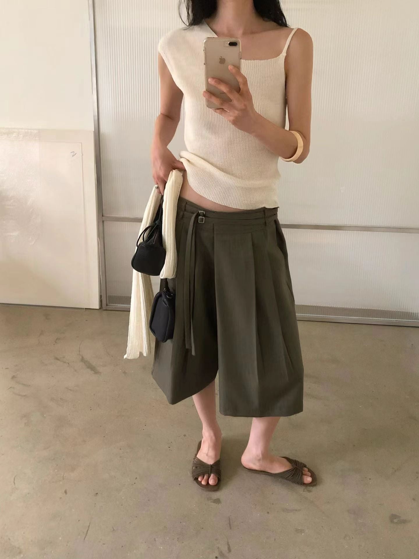 Side Buckle Bermuda Shorts  (24-27Jun 超抵價$498, 之後批發價$528)