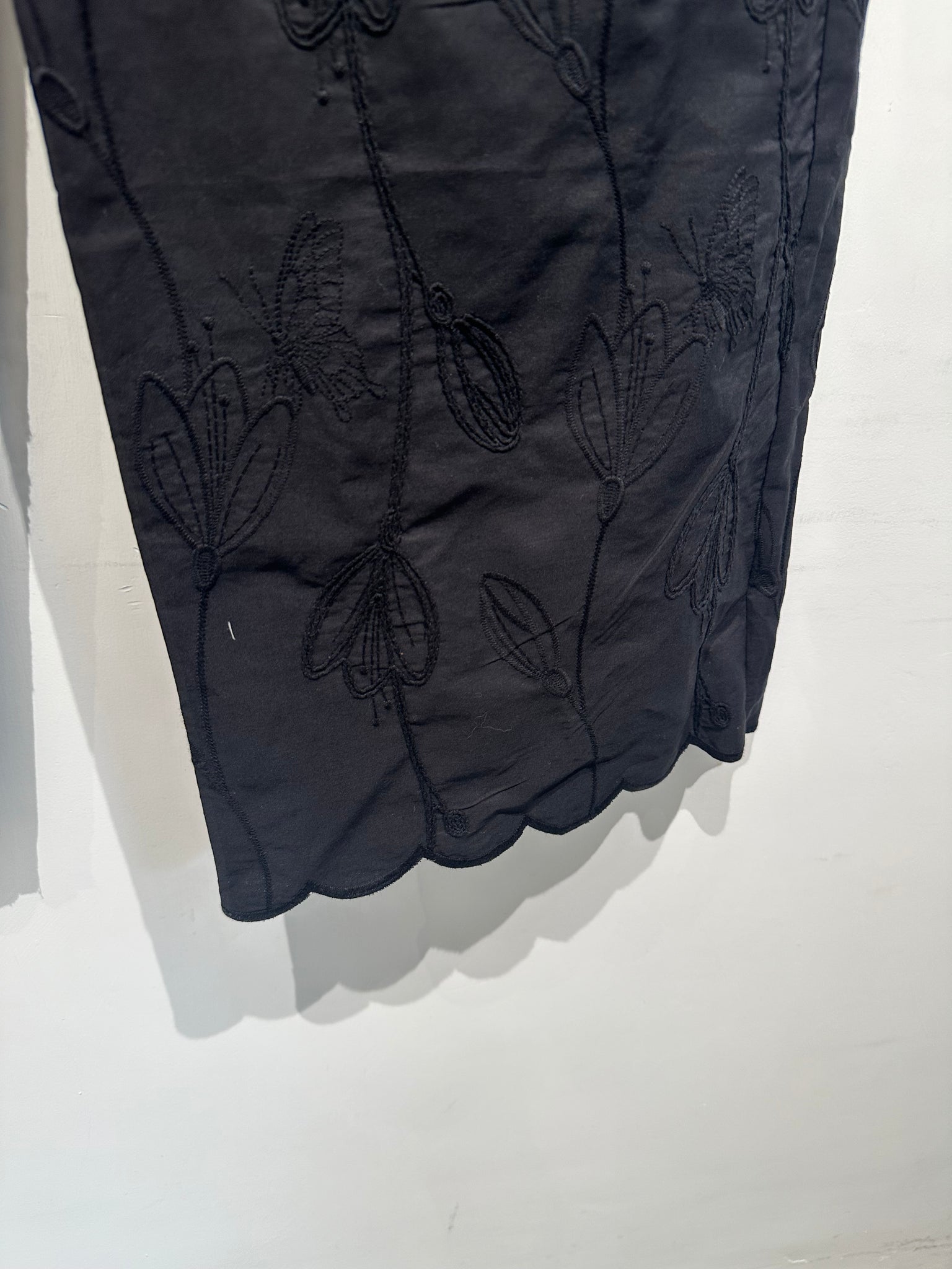 Embroidered Wave Hem Pants  (16-18Apr $468, 之後批發價$498）