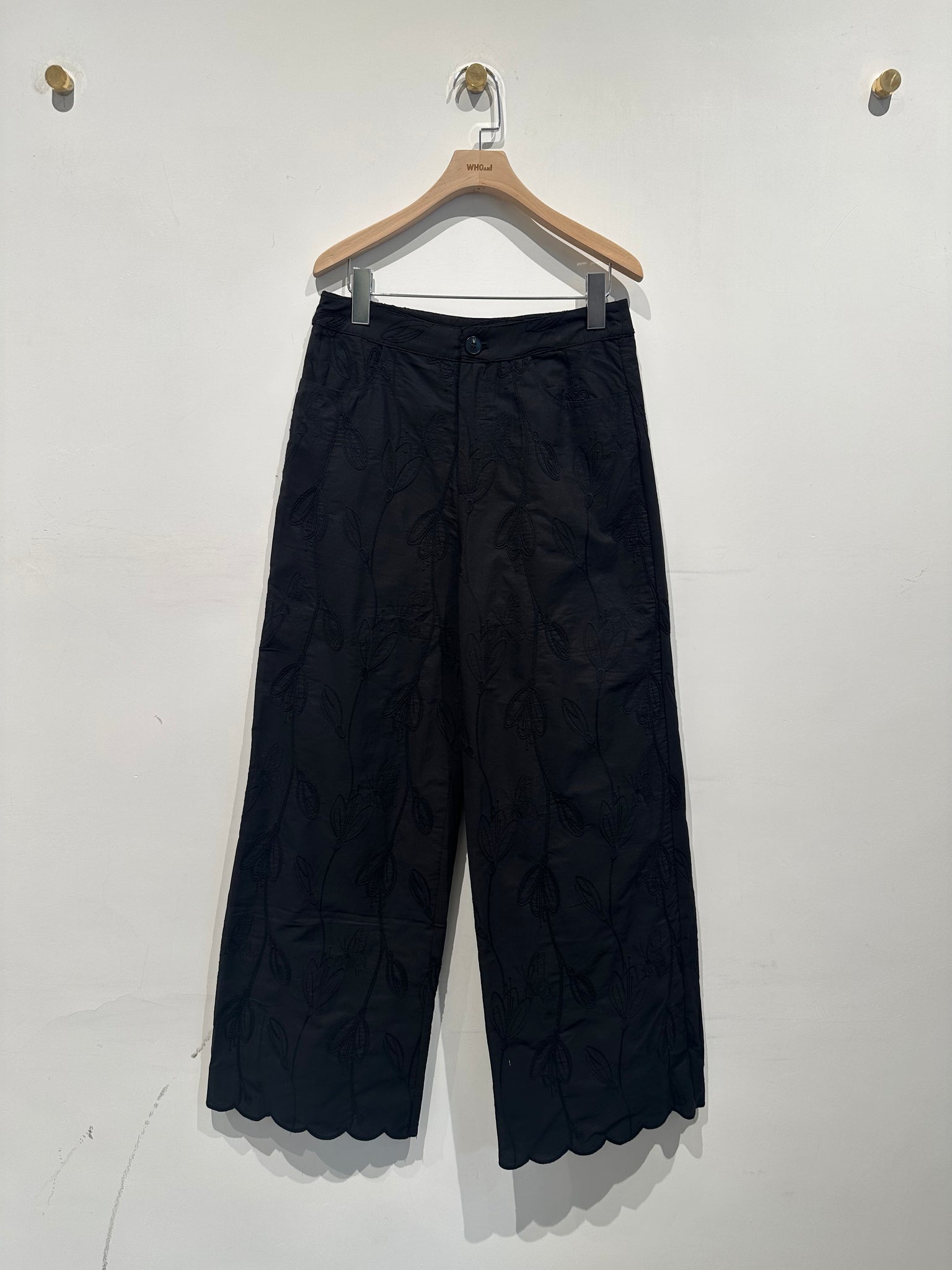 Embroidered Wave Hem Pants  (16-18Apr $468, 之後批發價$498）