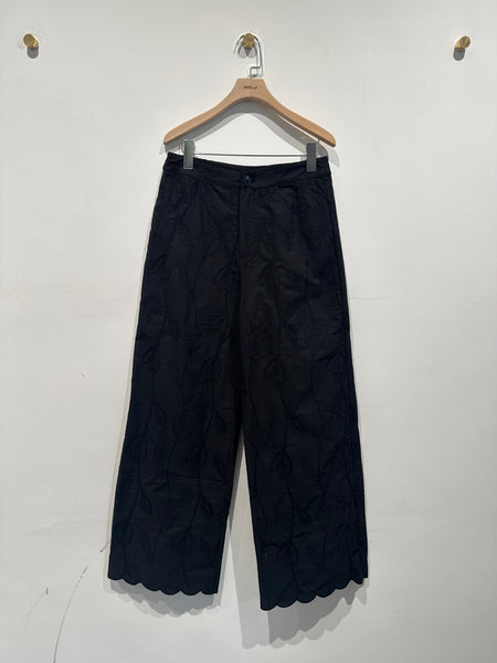 Embroidered Wave Hem Pants  (16-18Apr $468, 之後批發價$498）