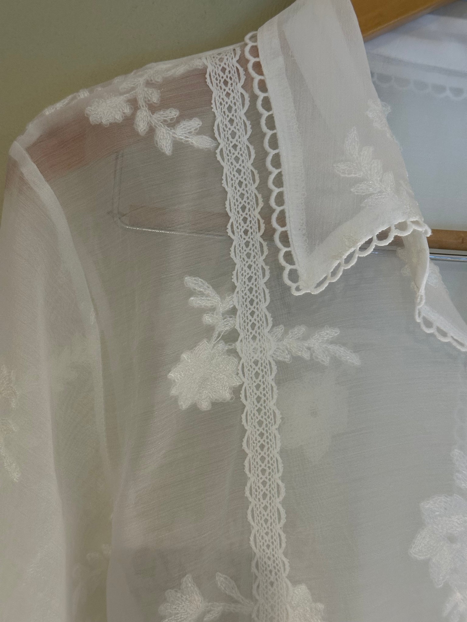 Deluxe Embroidered Sheer Shirt (10-12Sep超抵價$598, 之後批發價$698)
