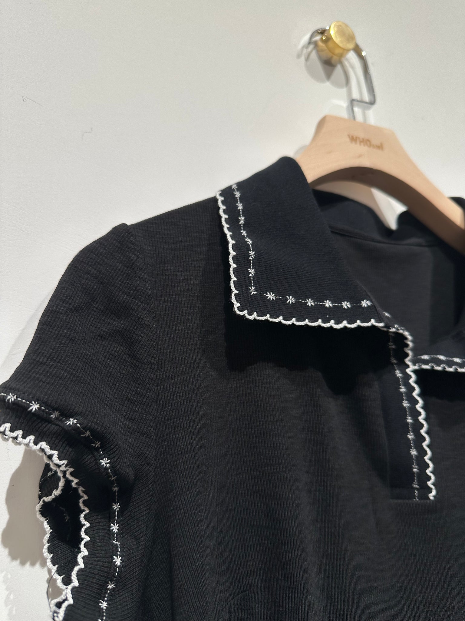 Embroidered Hem Polo Top (30Apr-2May $268, 之後批發價$348）