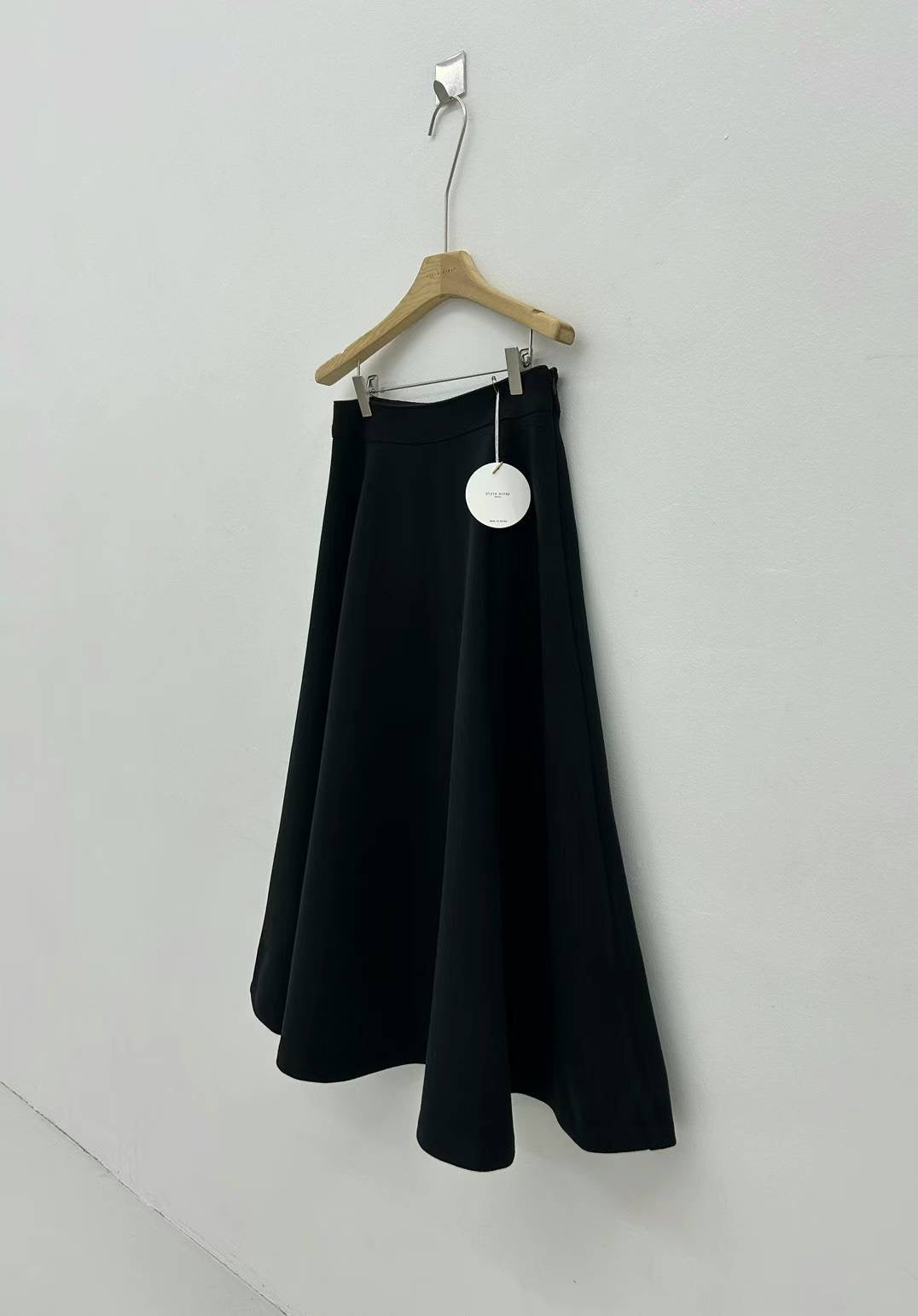 Classic Round Table Wool Skirt