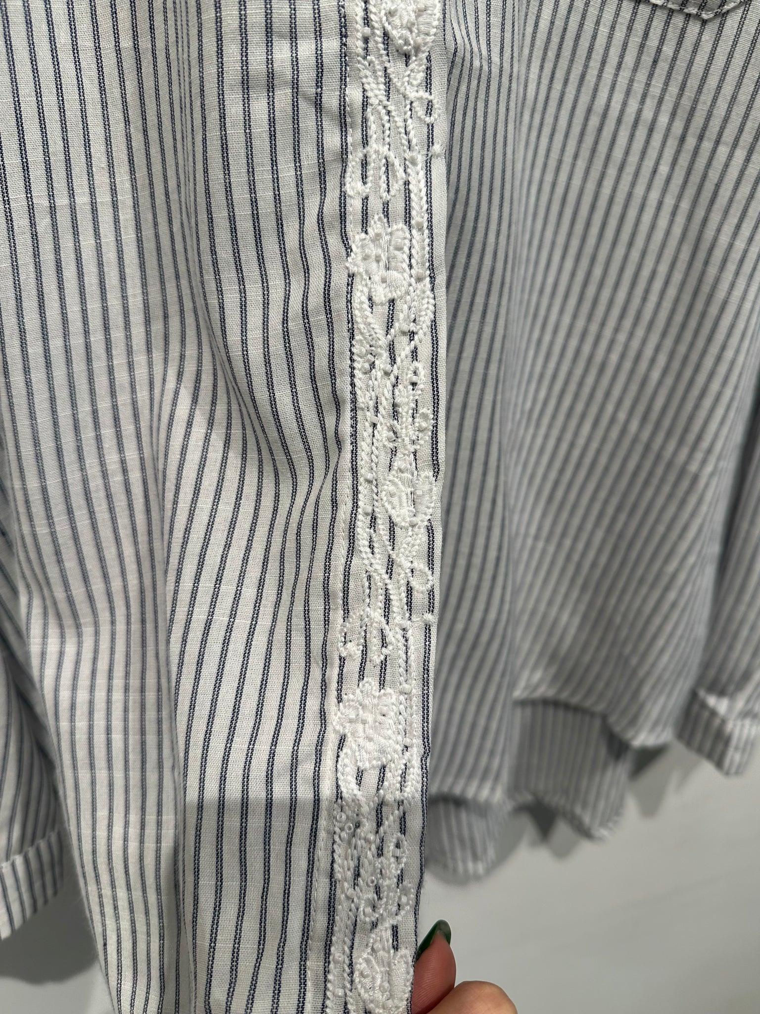 Embroidered Stripe Shirt (16-18Apr $468, 之後批發價$498）