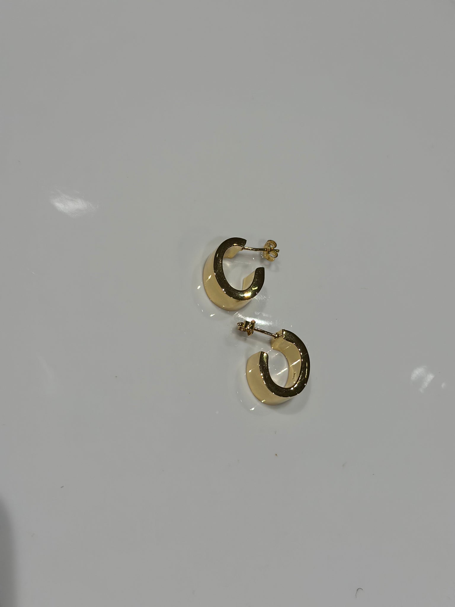 925 Silver J Cube Earrings Gold (22-24Jan $398, 之後批發價$468）
