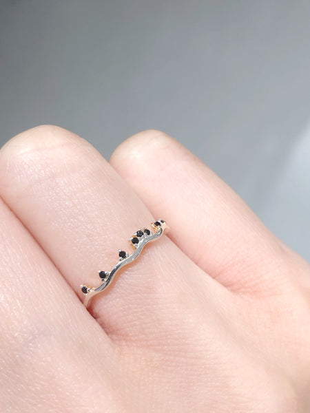 925 Silver Tiny Black Gem Thin Wave Ring - whoami