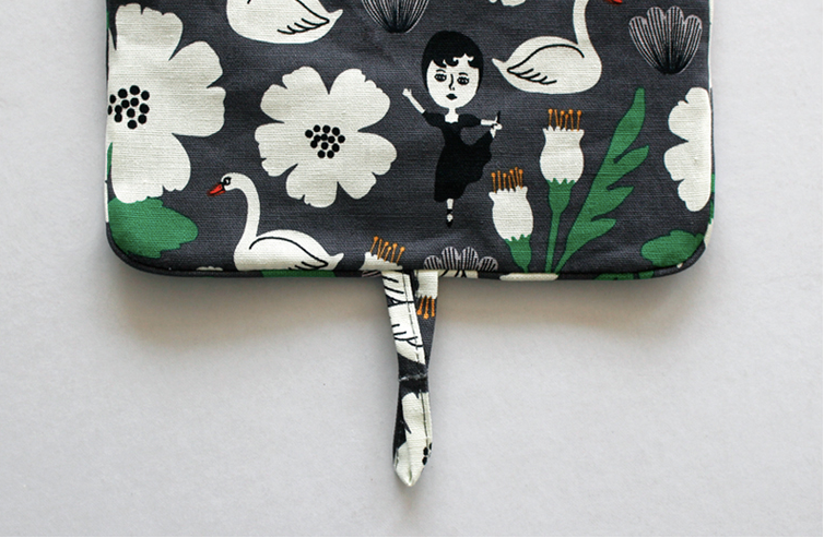 Travel Roller Pouch Petit Aurore And Swan - whoami